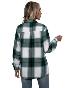 Vista trasera de la chaqueta de franela a cuadros verde y blanco para mujer joven
