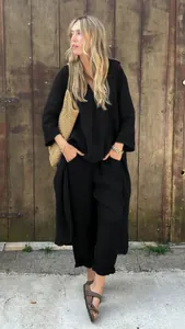 Femme portant un ensemble deux pièces oversize en coton et lin noir avec pantalon
