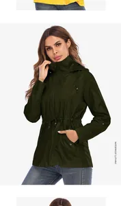 Vue détaillée d'un imperméable vert olive avec taille à cordon de serrage et capuche fixe