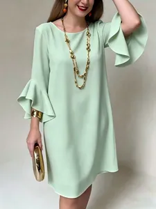 Elegante vestido verde menta con mangas de campana y volantes para un look sofisticado