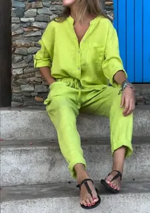 Détail de l'ensemble deux pièces en coton et lin vert citron pour femme avec pantalon
