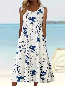 Weißes ärmelloses Maxikleid für den Strand mit blauem Blumendruck und praktischen Taschen.
