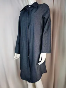 Dettaglio di un abito chemisier casual in denim scuro a maniche lunghe su un manichino