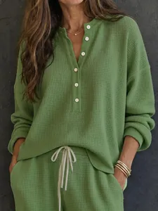 Vista dettagliata della trama a nido d'ape verde su un set loungewear a maniche lunghe