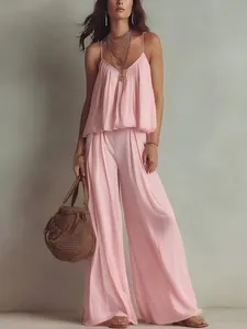 Elegantes zweiteiliges Set mit rosa plissiertem Trägertop und passender weiter Hose.