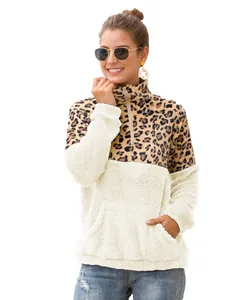 Detail eines Damen-Fleece-Pullovers mit Leopardenmuster, Reißverschluss und flauschiger Textur