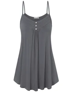 Vue détaillée de l'avant d'une robe caraco grise sans manches avec des boutons