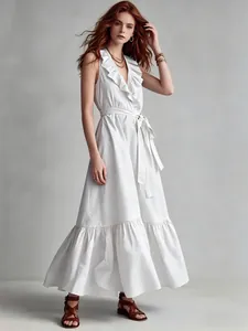 Foto de estudio de un vestido largo blanco sin mangas con volantes y lazo