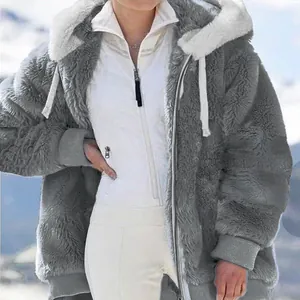 Detailweergave van een grijs harig vest met capuchon en warme witte fleece voering