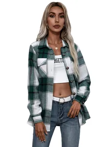 Detalle de una sobrecamisa de franela a cuadros verde y blanca oversize para mujer