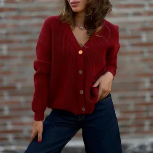 Elegante bordeauxrote Damen-Strickjacke mit V-Ausschnitt und schicken Goldknöpfen