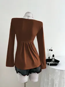 Élégante vue arrière d'un haut marron à manches longues avec taille froncée sur mannequin