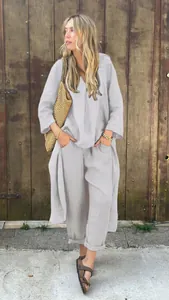 Détail d'un ensemble deux pièces pour femme en coton et lin gris avec haut à col en V