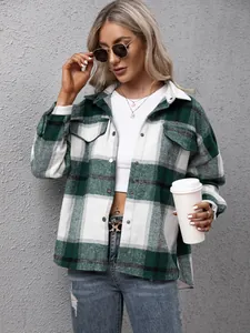 Model draagt een groen-wit geruit oversized flanellen overhemdjack met witte crop-top