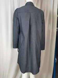 Vista posteriore di un abito di jeans casual grigio scuro a maniche lunghe taglie forti