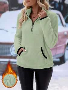 Detail des hellgrünen Damen-Fleece-Sweatshirts mit weichem Plüsch und Viertelreißverschluss