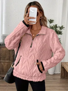 Sweat-shirt rose en polaire douce avec demi-zip, motif jacquard et poches à l'avant.