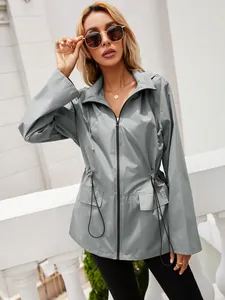 Giacca a vento grigia impermeabile con coulisse regolabile in vita per donna elegante.