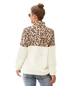 Detaillierte Rückansicht des Damen-Sweatshirts mit Leopardenmuster und weißem Fleece
