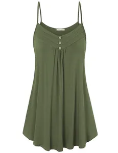 Vue de face d'une robe d'été vert olive à bretelles avec col en V et boutons décoratifs