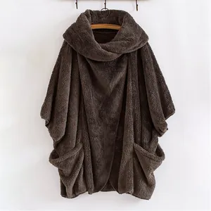 Giacca a poncho in pile oversize marrone scuro con ampie tasche laterali per donna.