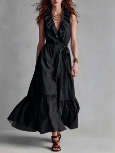 Elegante vestido largo negro sin mangas con cuello de pico, volantes y cinturón de lazo