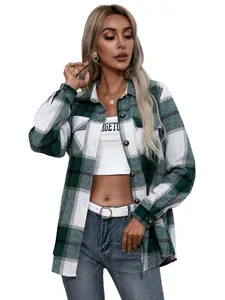 Chaqueta de camisa de cuadros verde para mujer con top blanco corto y vaqueros