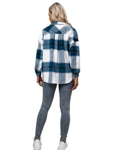 Achteraanzicht van dik blauw en wit geblokt plaid overhemdjack voor dames in detail