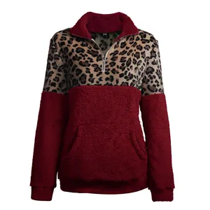 Detailansicht eines Fleece-Sweatshirts mit Leopardenmuster und Reißverschluss