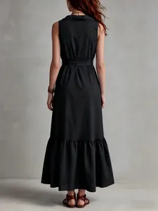 Vista trasera de vestido largo negro sin mangas con cinturón y bajo con volantes