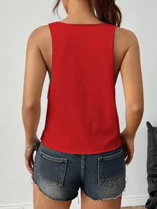 Vista posteriore di un vivace top rosso smanicato in maglia per l'estate da donna.