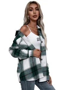Detalle de chaqueta de camisa de franela a cuadros verdes y blancos en modelo femenina