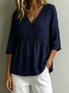 Detailansicht der dunkelblauen Baumwoll-Leinen-Bluse mit Spitze und V-Ausschnitt