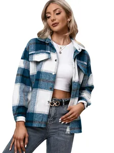 Close-up van een blauw-wit geruit oversized damesoverhemd in een casual stijl