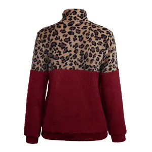 Rückansicht des Fleece-Sweatshirts mit Leopardenmuster und burgunderfarbenem Block.