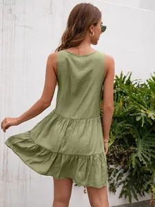 Vista trasera de un vestido corto de verano sin mangas con volantes en verde salvia.