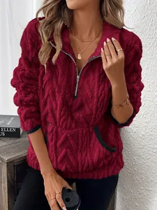 Vue rapprochée du sweat en polaire bordeaux avec texture jacquard détaillée.