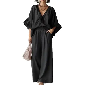 Schickes schwarzes Damen-Sommerset mit V-Ausschnitt, Rüschentop und weiter Hose.