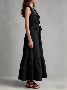 Vista lateral elegante de un vestido largo negro sin mangas con cuello de pico y volantes