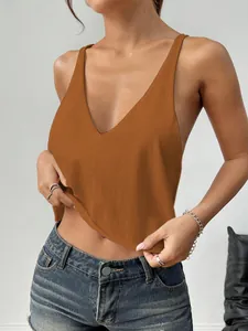 Dettaglio di un top in maglia senza maniche con scollo a V marrone ruggine per le donne