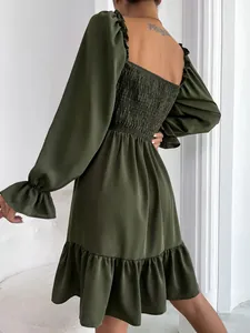 Achteraanzicht van een olijfgroene jurk met vierkante hals, gesmokt lijfje en ruches.