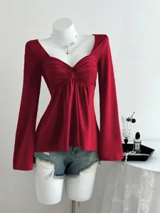 Vue détaillée d'un haut rouge à manches longues pour femme avec col en V torsadé