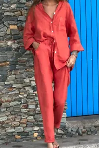 Vue détaillée de l'ensemble deux pièces en lin rouge avec chemise et pantalon chic