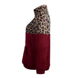 Detailansicht eines Fleece-Sweatshirts mit Leopardenmuster und burgunderfarbenem Block