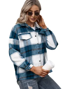 Detailopname van een warm blauw geruit overhemdjack voor dames met knopen.