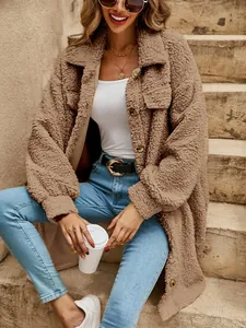 Elegante abrigo largo de forro polar teddy marrón para mujer con solapa y ajuste holgado
