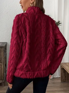 Vue arrière d'un sweat-shirt en polaire bordeaux confortable avec motif à losanges texturé
