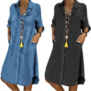 Abito chemisier in denim taglie forti casual con tasca sul petto e spacchi laterali