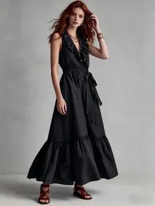 Elegante vestido largo negro sin mangas con cuello de pico, volantes y cinturón de lazo