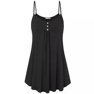 Élégante robe d'été noire à fines bretelles avec devant plissé et boutons décoratifs